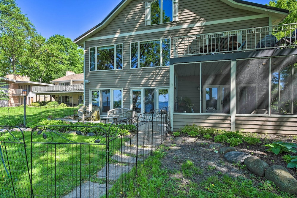 Pet-friendly Family Home Situated on Green Lake! view 3