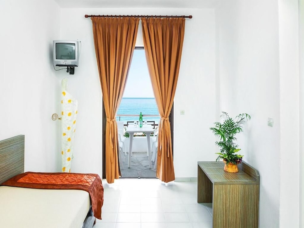 Xenios Dolphin Beach Hotel