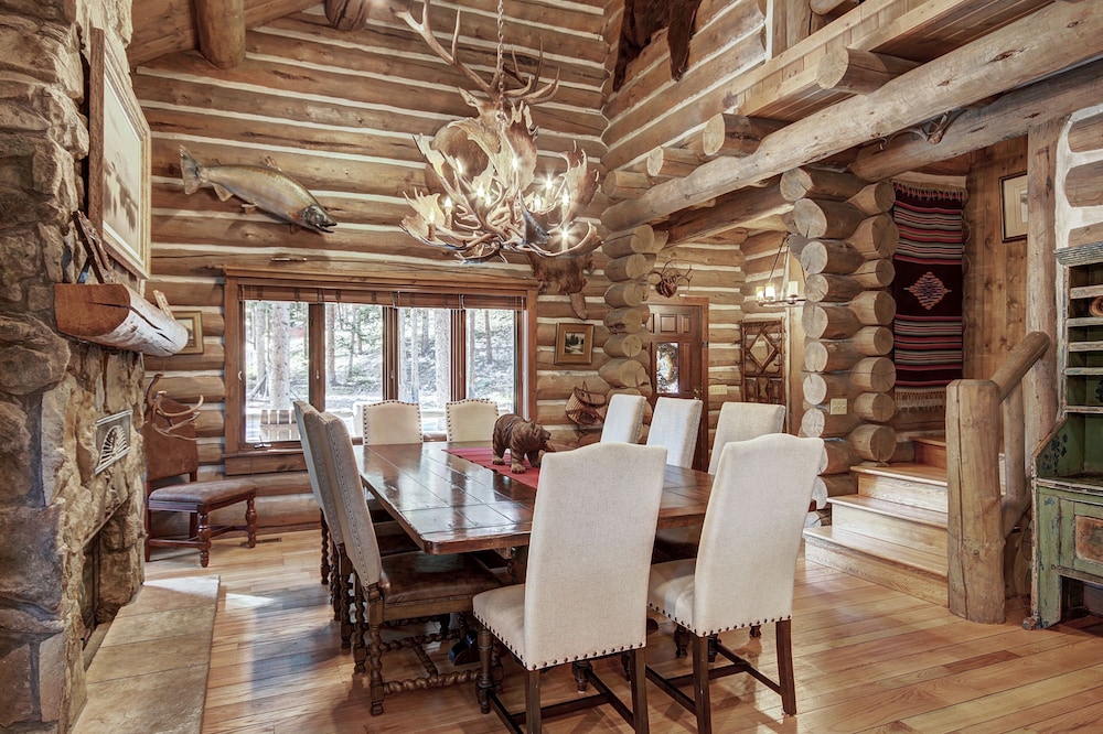Bear Lodge 6 Bedroom Home by RedAwning