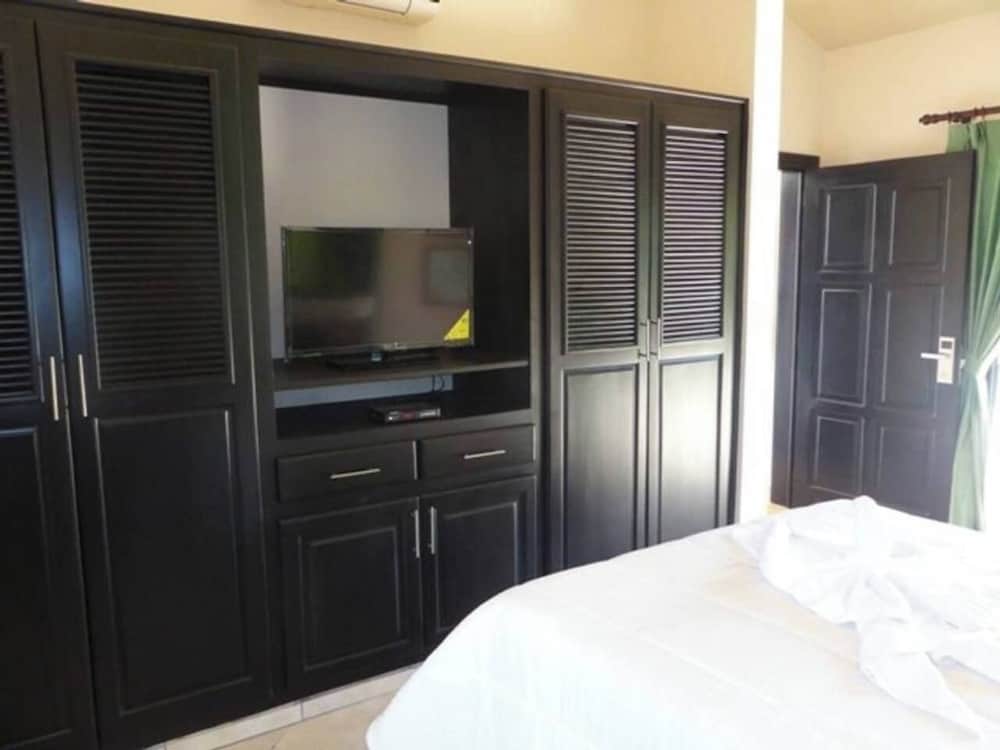 4 Bedroom Villa Privacy in Mind, Gated and Secure view 4