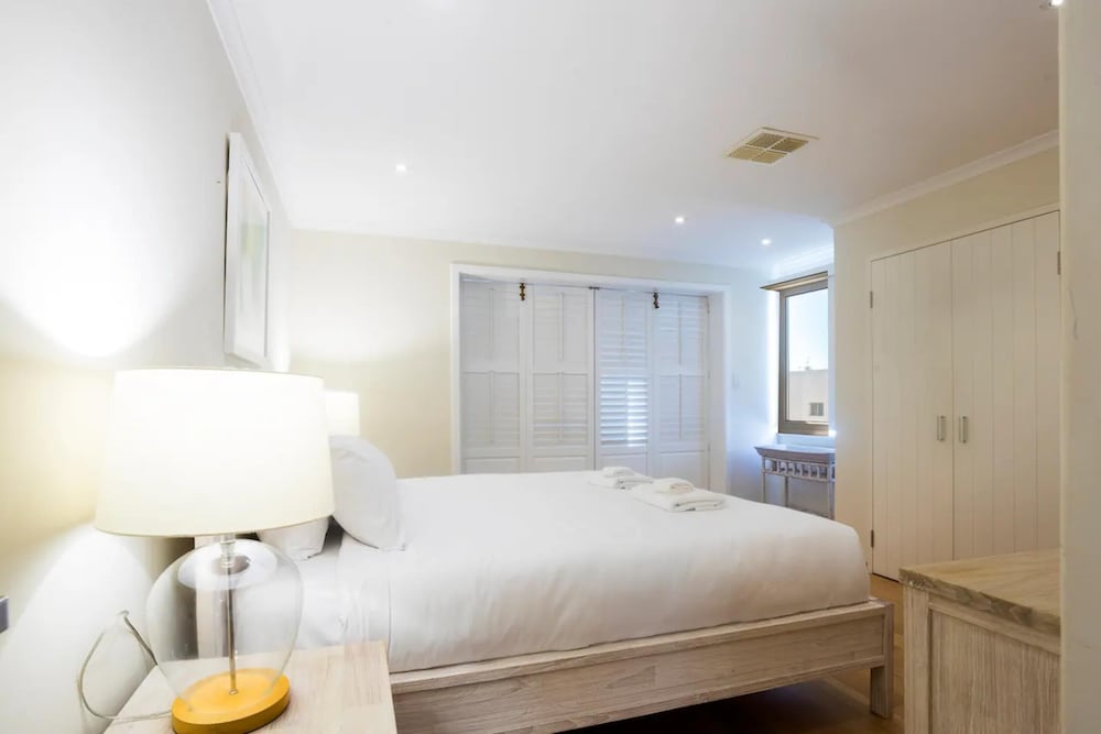 Beautiful 3BR Beachside Apt in Cottesloe!