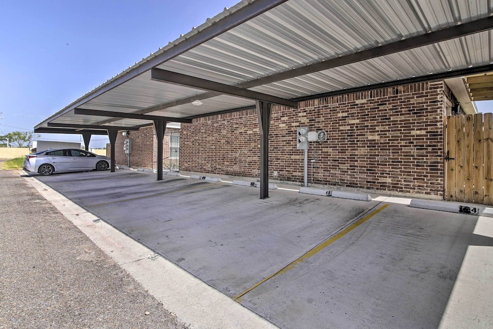 Private Patio: Edinburg Couple's Retreat! view 3