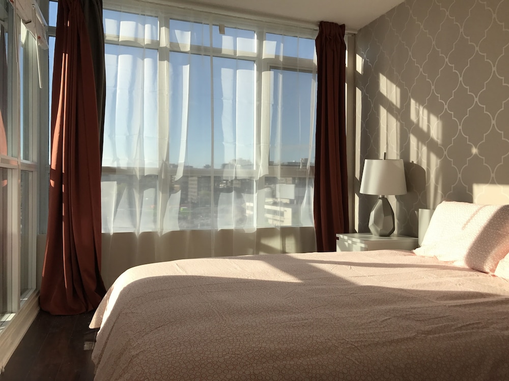 Luxury 2BR Suites in the heart of Downtown Toronto - Image 3