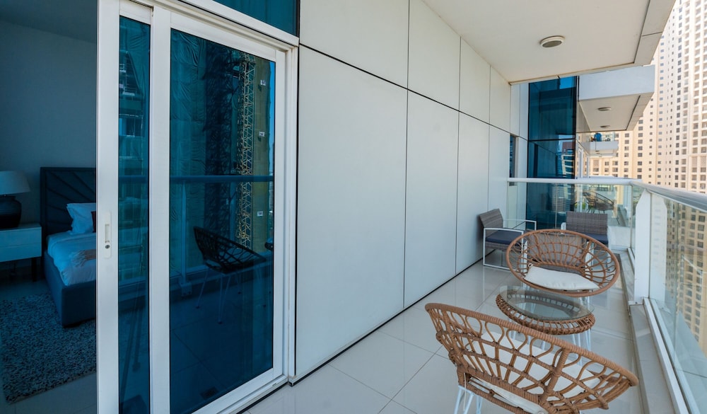 Premium 2BR Apt w Marina Views