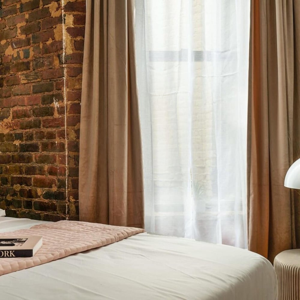 153-5a Charming 2BR LES W D
