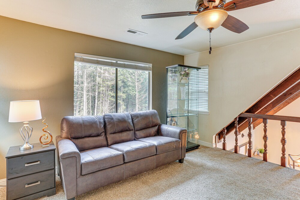 Private Cabin w/ Forest Views & Grill in Lakehead!
