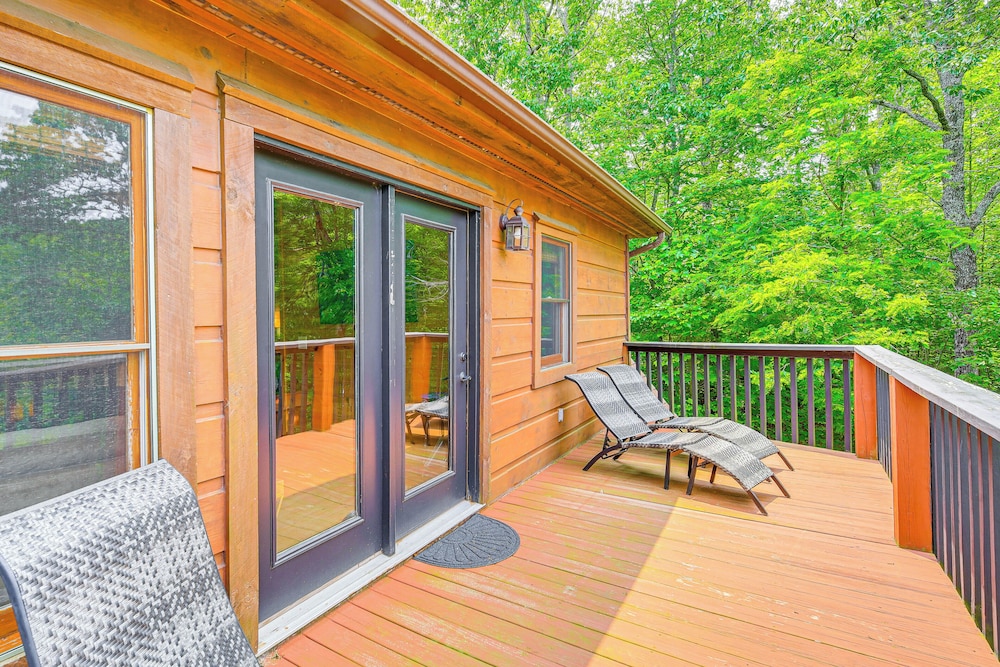 Blue Ridge Mtns Retreat w/ Views, 1 Mi to Parkway!