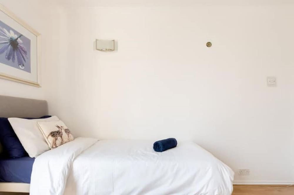 Stunning 2-bed Apartment in Dartford view 4