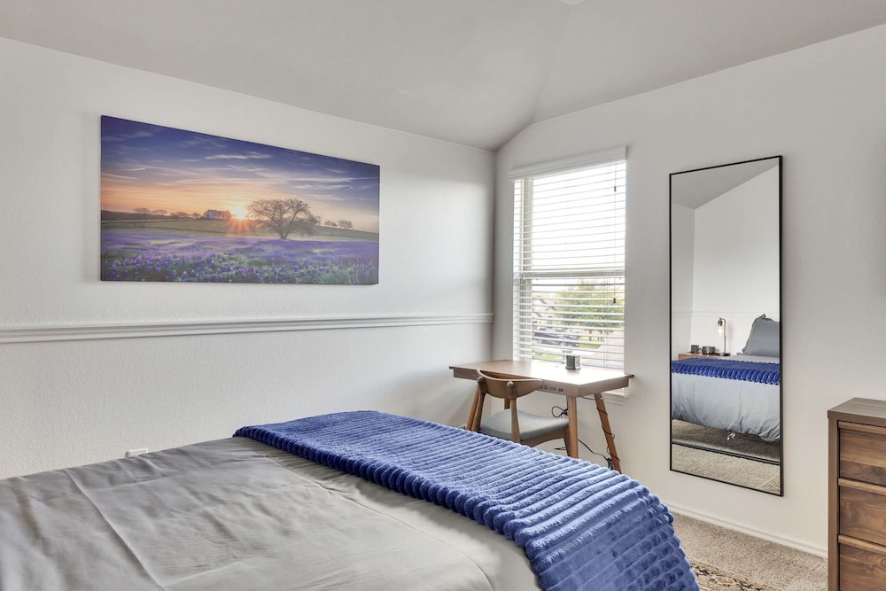 Luxury 4BR 2 5BA Home EV Charger Pool Access