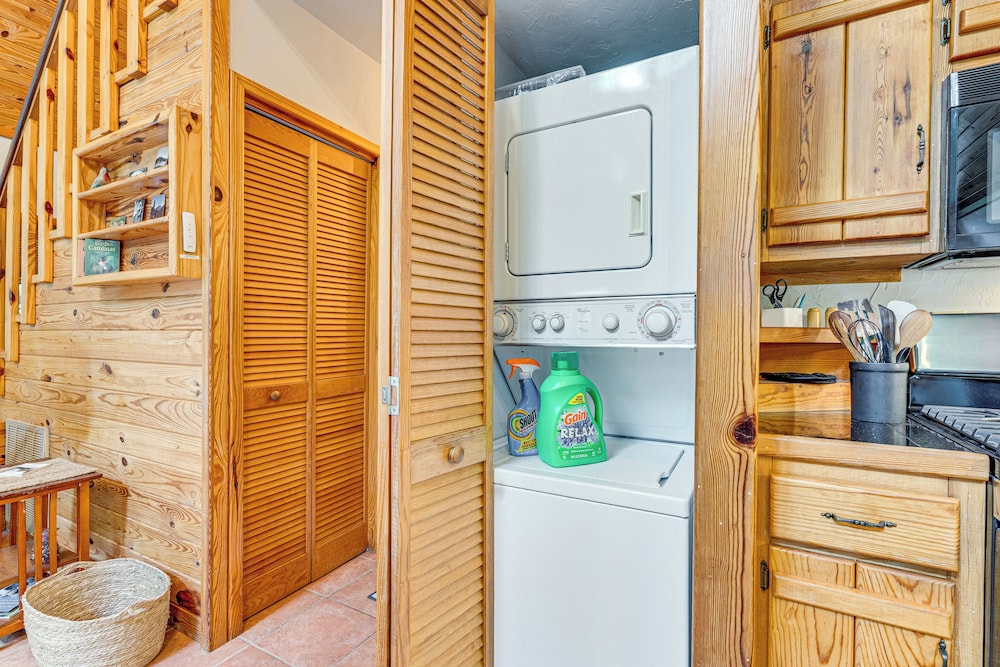 Hike, Fish & More: Cozy Cabin w/ Patio in Murphy!