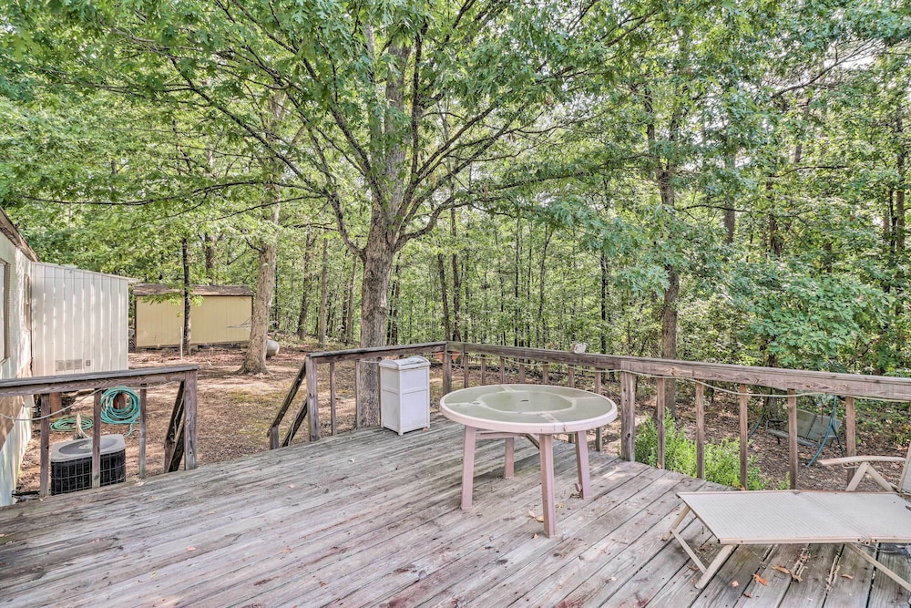 Edgemont Home w/ Deck ~ 9 Mi to Greers Ferry Lake!