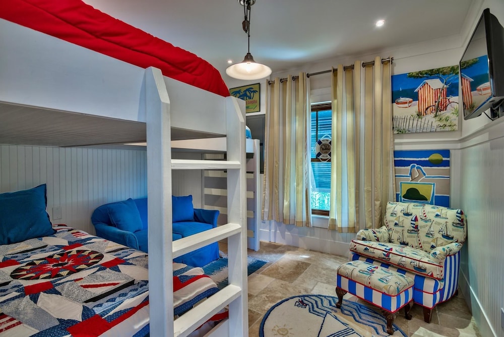 Tangled In Blue 5 Bedroom Holiday Home by Five Star Properties