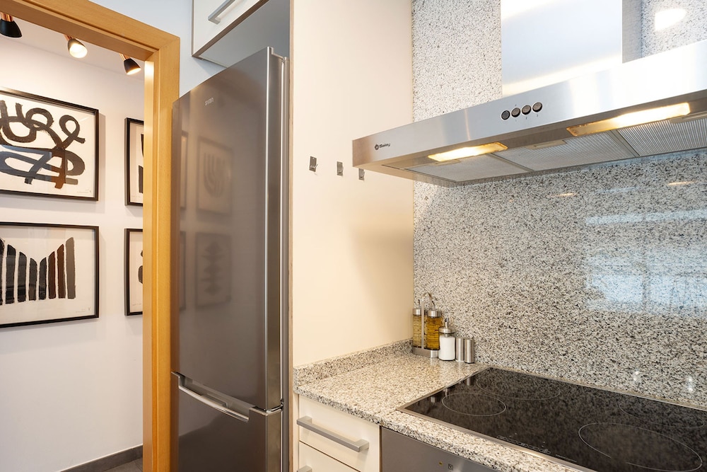 Modern Apartment Near Pl Espa a