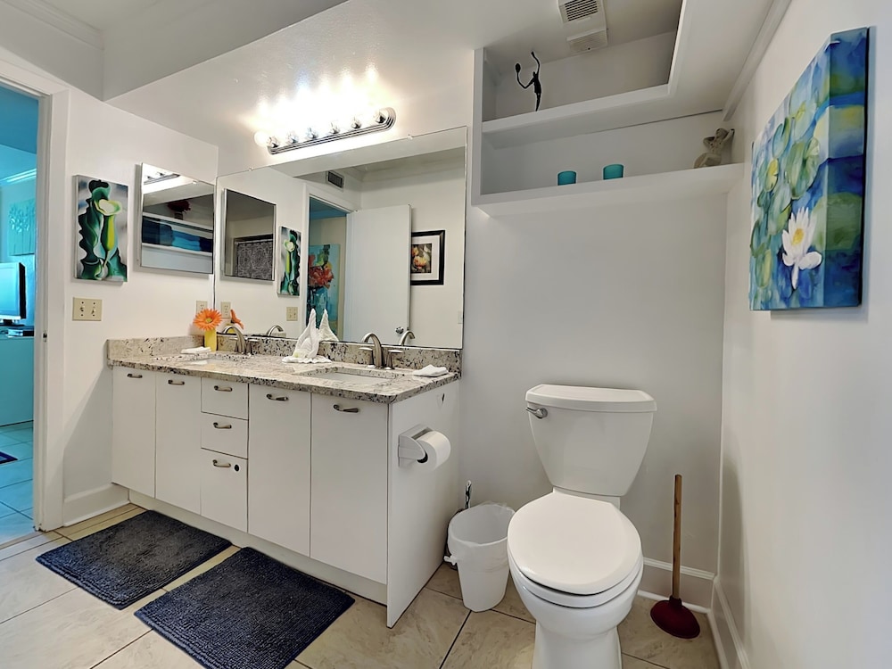 Bahia Vista 9-521 by Distinctive Beach Rentals