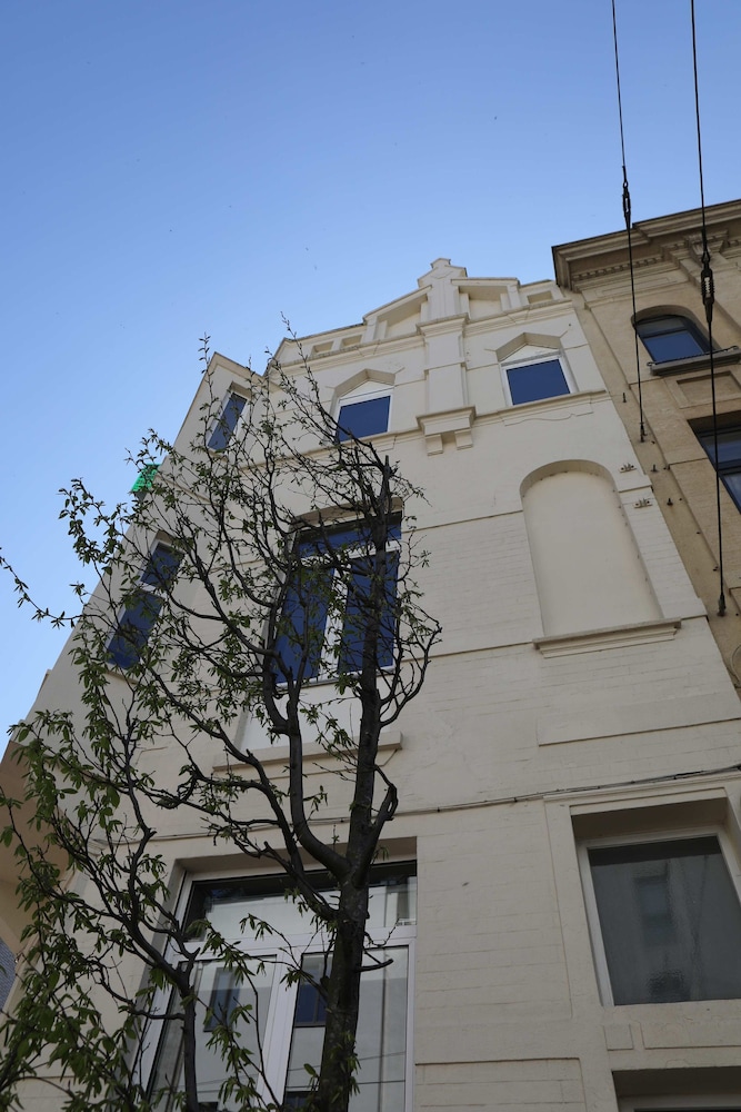 Kamiel -belle Epoque Apartment With Modern Comfort