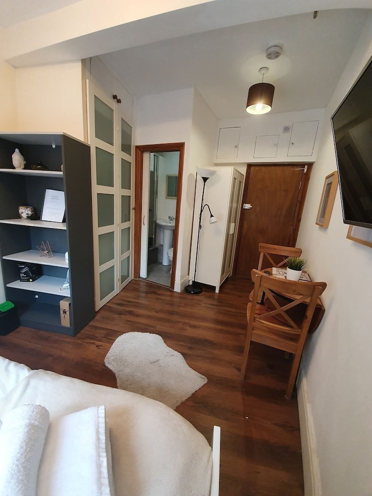 Victorian House 2 Bed 2 Bath Next to Barbican Tube