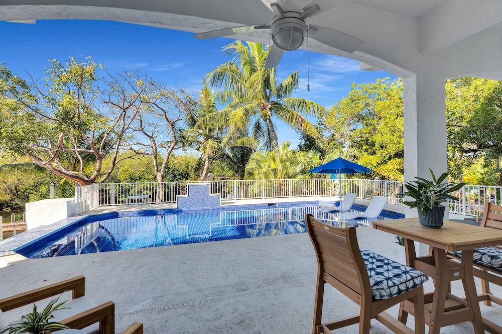 New Listing! Reel Joy Waterfront Luxe With Pool And Private Dock 4 Bedroom Home
