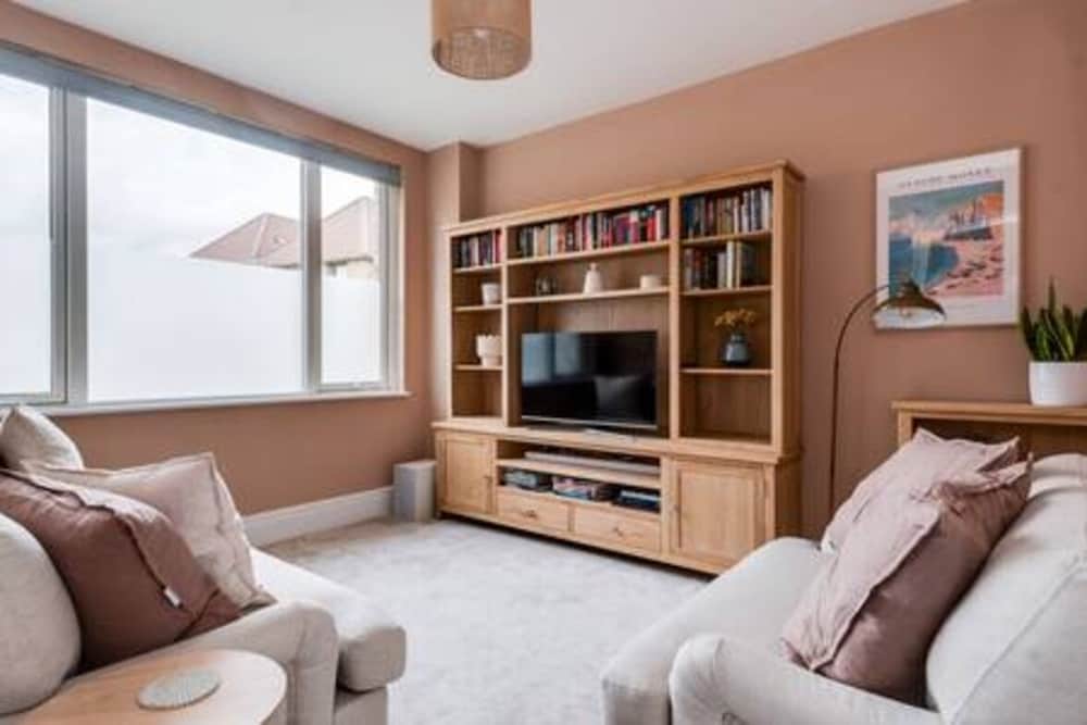 Family-friendly Getaway - Garden Parking Sleeps 7