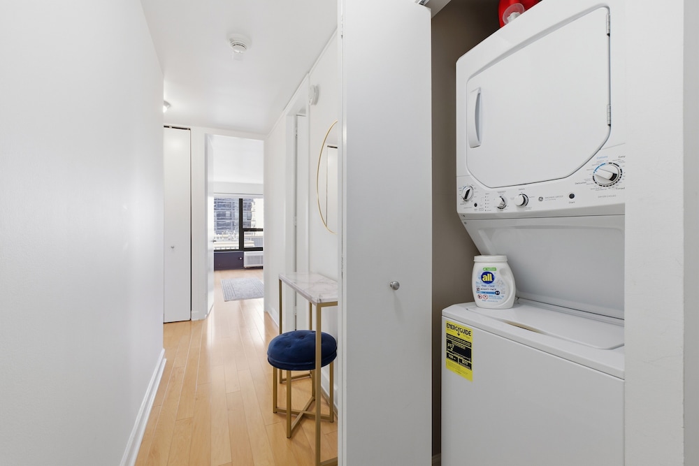 2bd River North Million Dollar Views! Parking Incl 2 Bedroom Condo
