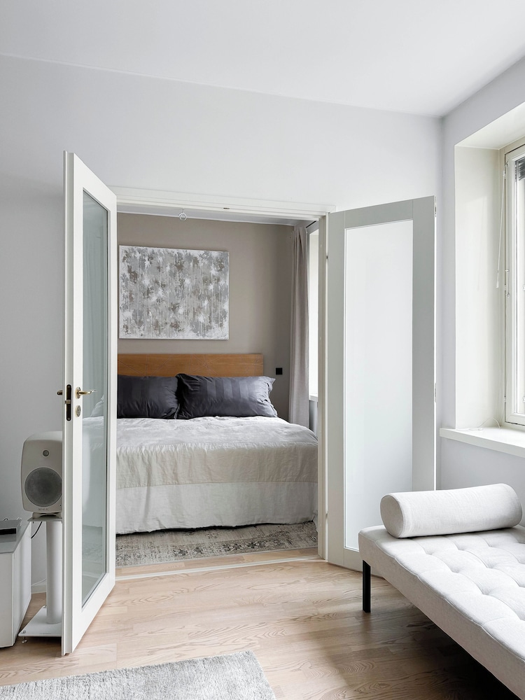 Stylish Downtown 2BR Flat with Sauna and Work Area