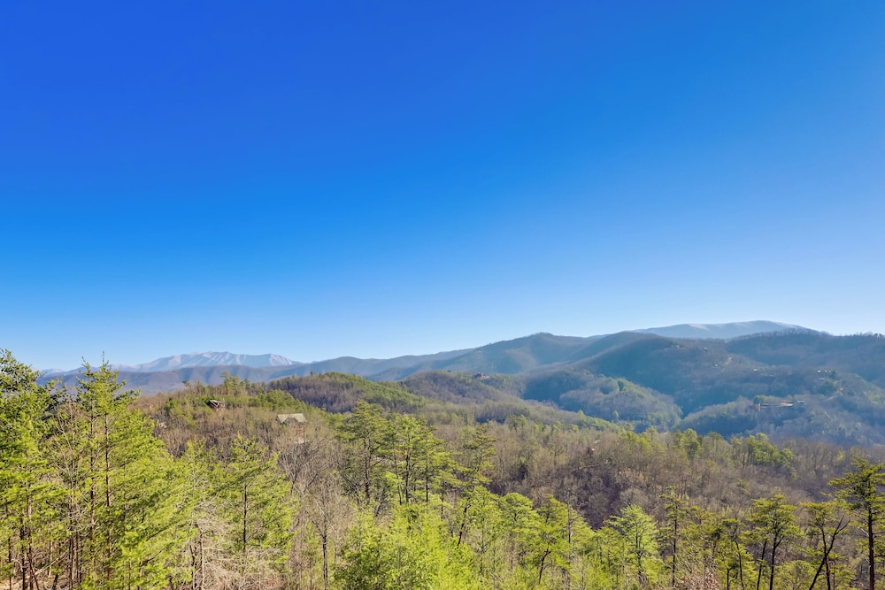 Majestic Mountain Views: Sevierville Escape!