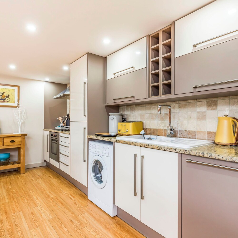 Stylish Ground Floor Apartment With Parking
