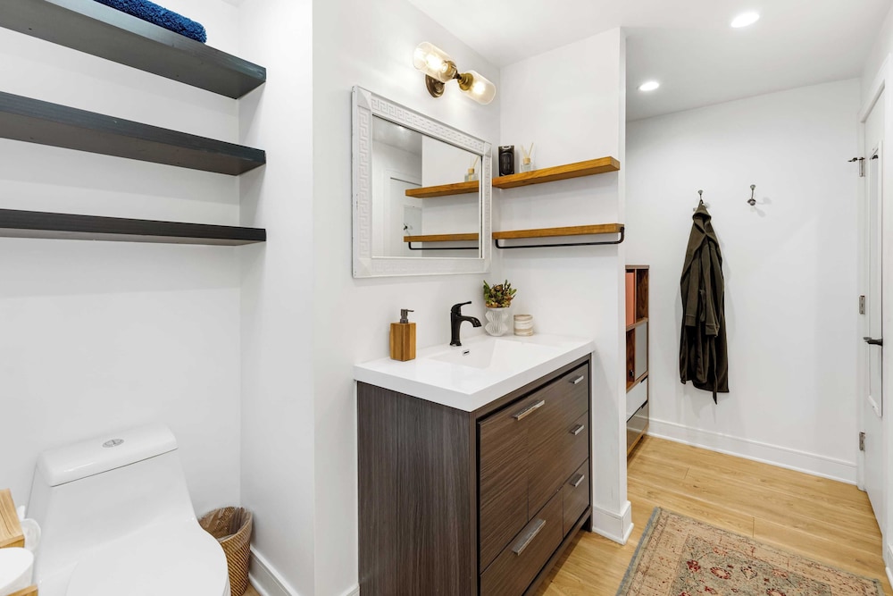 Chic LA Hideaway w/ Soaking Tub, Firepit Lounge & Tranquil Backyard
