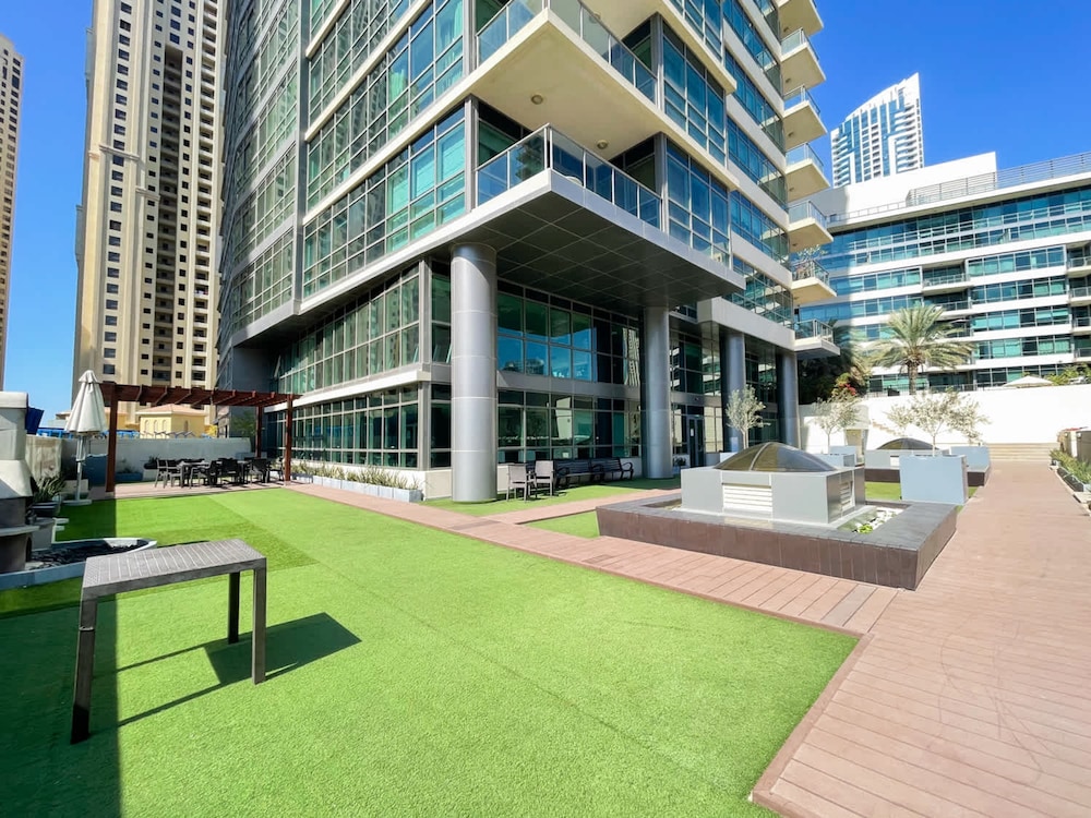 Elegant 1-bedroom Apartment for 4 in Dubai Marina