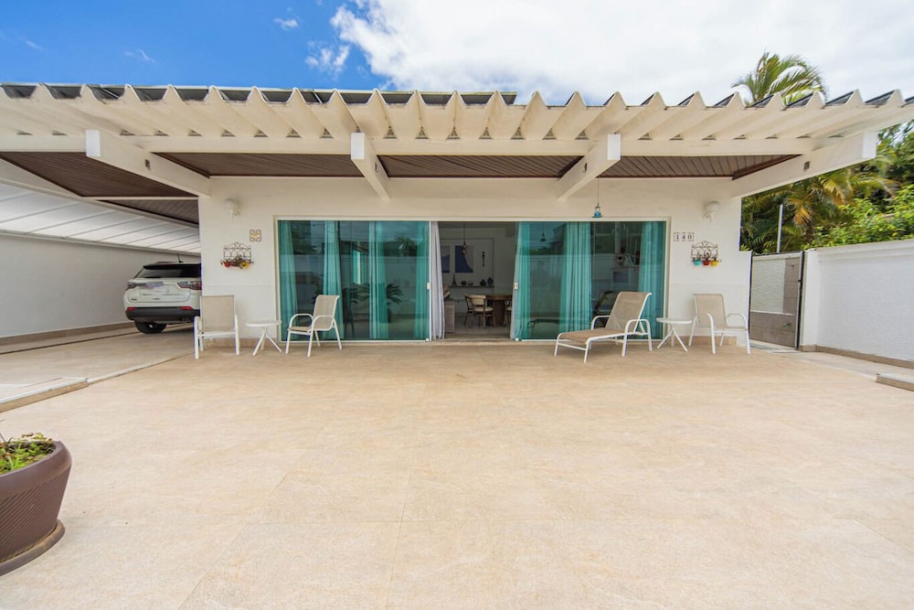 Casa Pet Friendly com 3 su tes a 200m da Praia