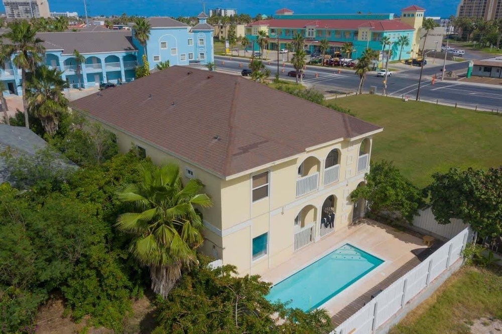 Open & Modern Pool #b Walk To Beach 2 Bedroom Condo