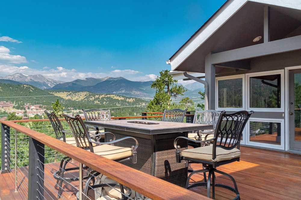 Herondale Luxury Vacation  At Windcliff 3 Bedroom Home by RedAwning