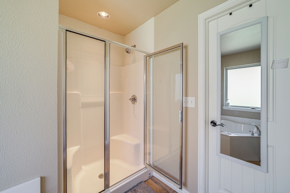 Tulsa Area Retreat w/ Trail Access + Private Patio