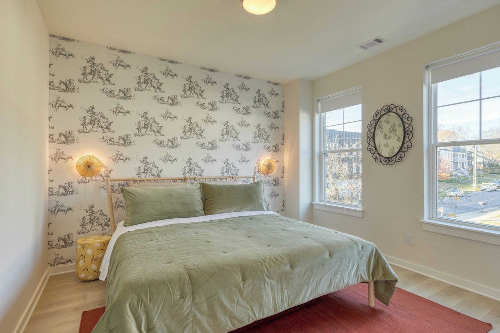 Sleeps 24! 3 Modern 4bdr Townhomes w/ Covered Patios Nashville Group Retreat