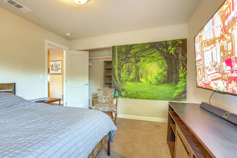 4 Mi to Dtwn Grass Valley: Forest Oasis w/ Hot Tub