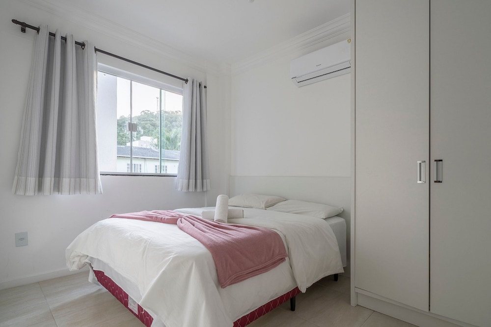 2-bed Apt w/ BBQ - Downtown Bombinhas Caa103