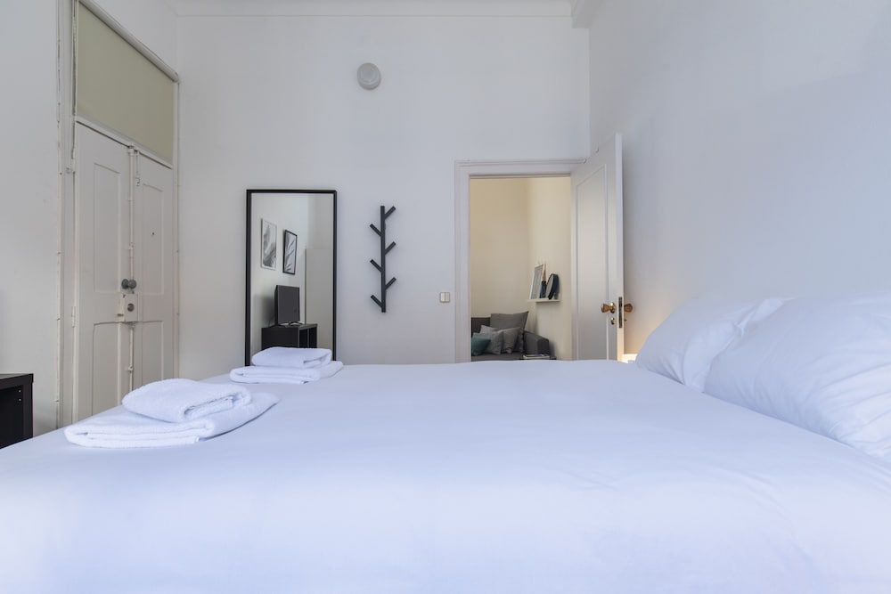 Sunny & Quiet Lisbon Apartment view 5