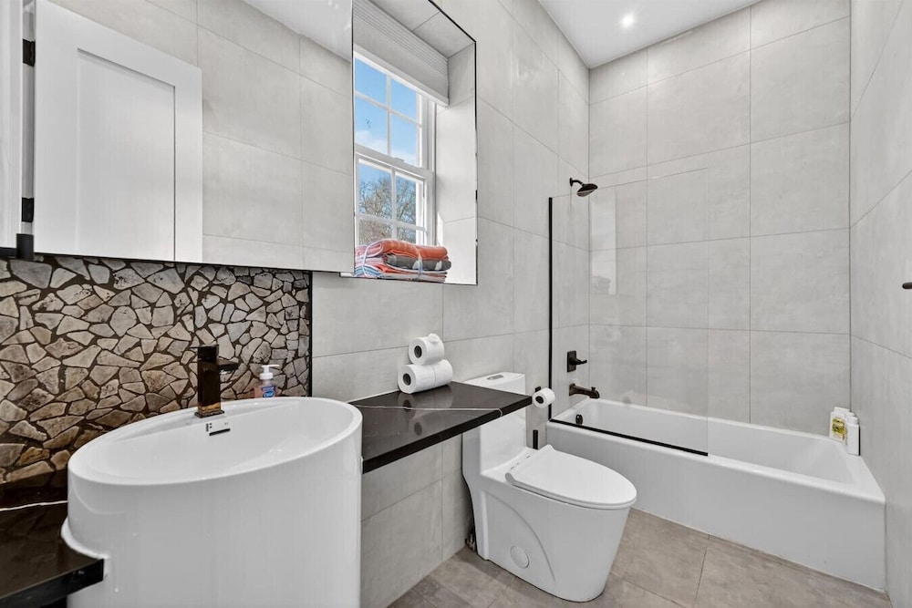 Hidden Lakefront Gem on a Gated Countryside Escape