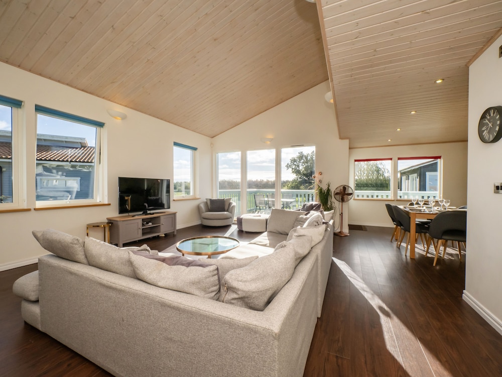 Luxury Lodge w/ Hot Tub on 400-Acre Estate