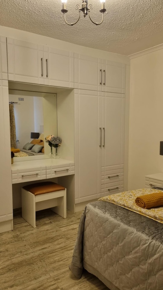 2br/cottage/swimming Pool/near Airport