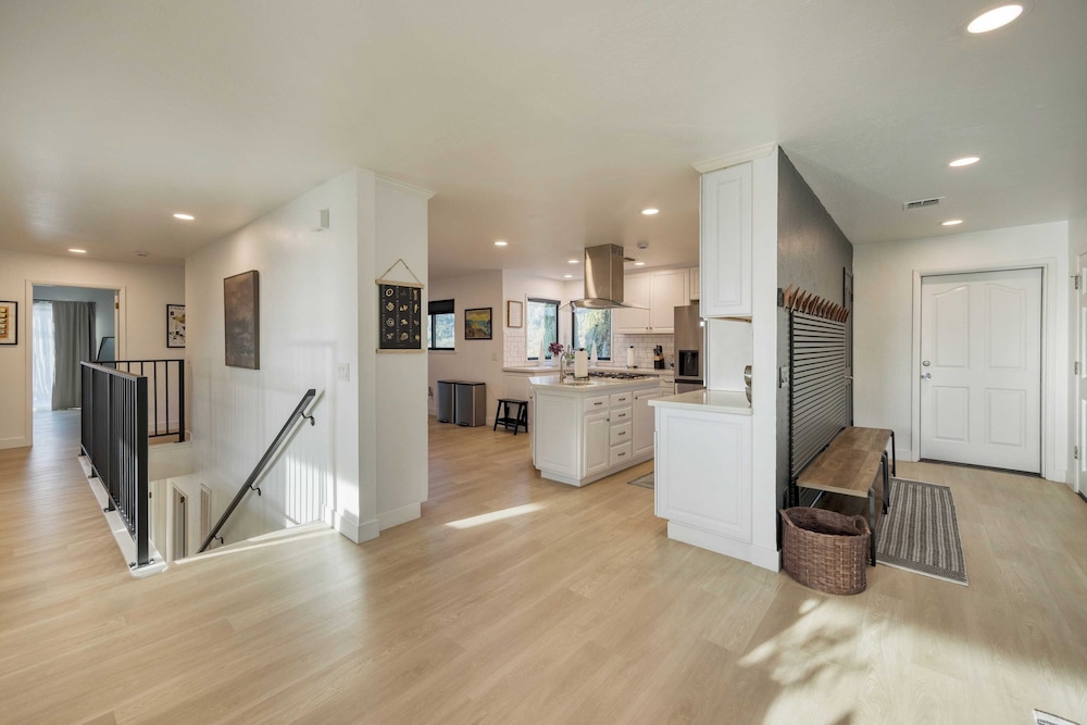 Terrace Hill Modern Paso Robles Escape Near Wineries, Dining, and Hot Springs