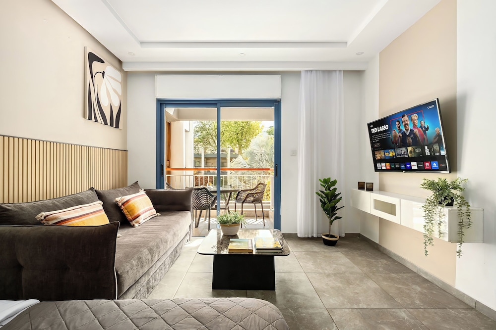 Royal Park Apt Resort by Sea N Rent