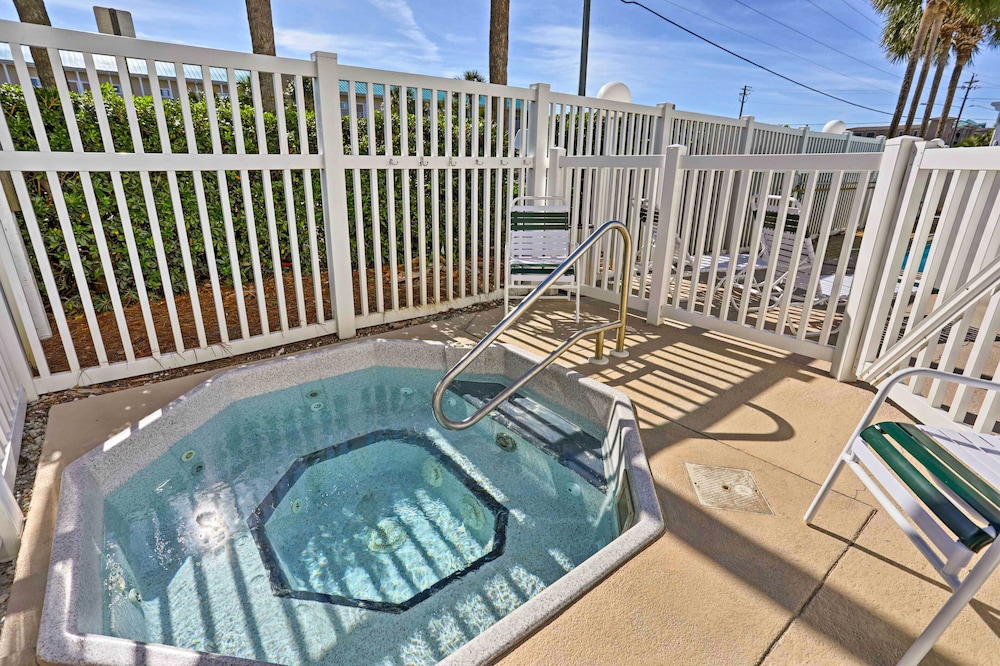 Walk to Beach: Condo in Pensacola w/ Pool Access