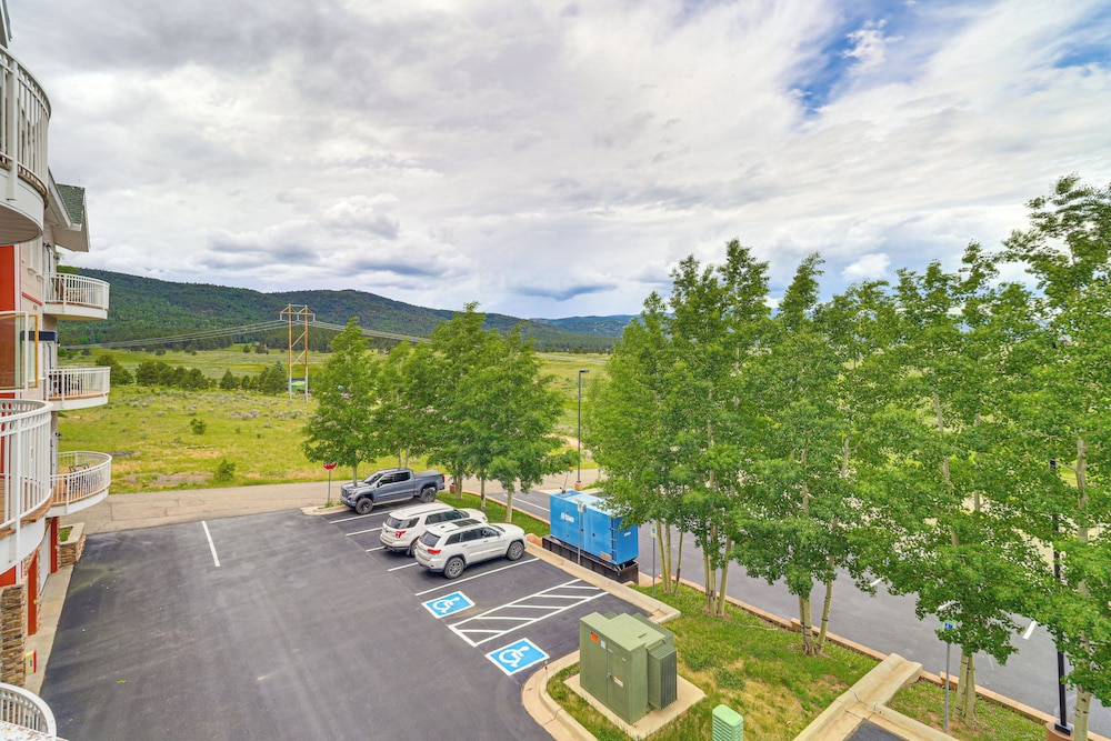 2 Mi to Angel Fire Resort: Luxury Condo w/ Balcony