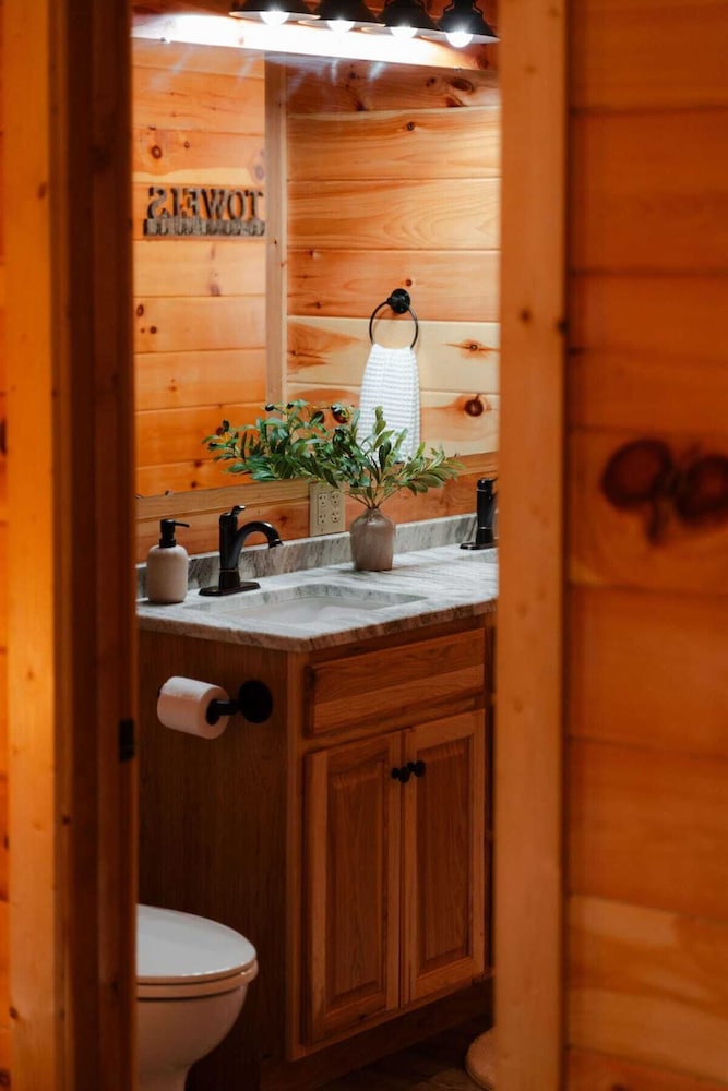 Sleeps 16! Luxury Cabin With Game Room & Hot Tub