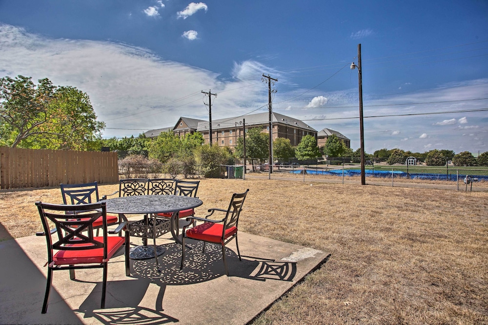 Dallas Vacations - Spacious Ranch Home in Historic Waxahachie! - Property Image 4
