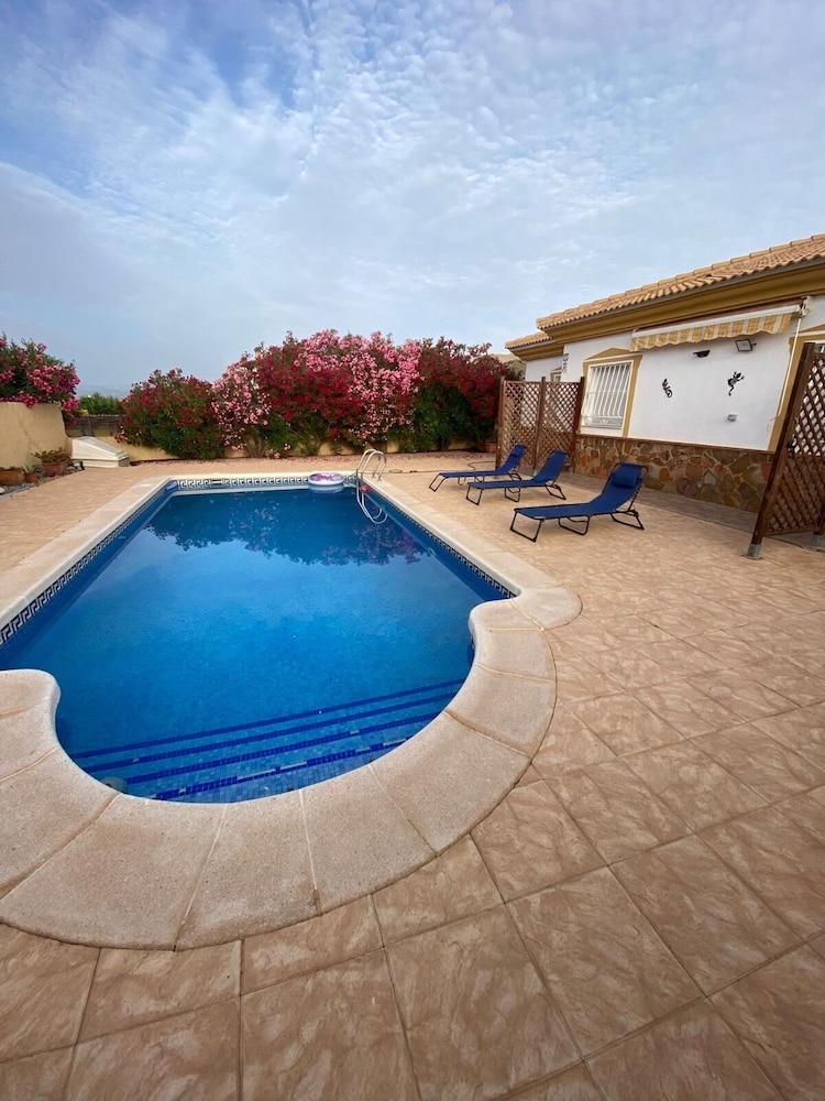Casa Bueno Sunset Villa - Sleeps 7, Pool & Aircon