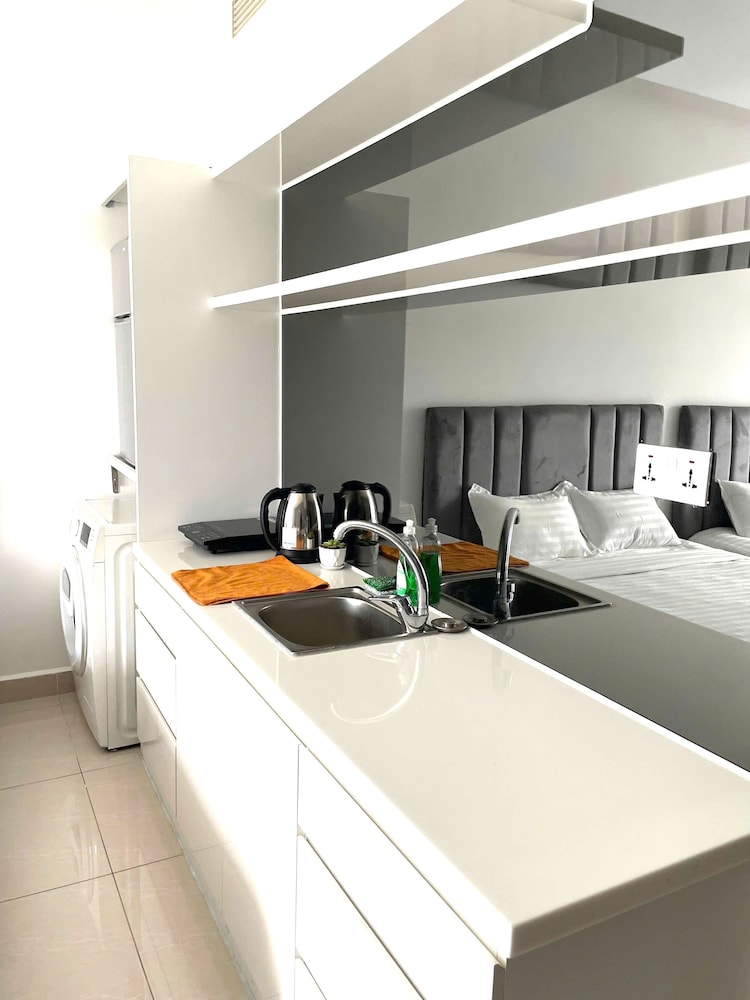 Diamond Suite Golden King