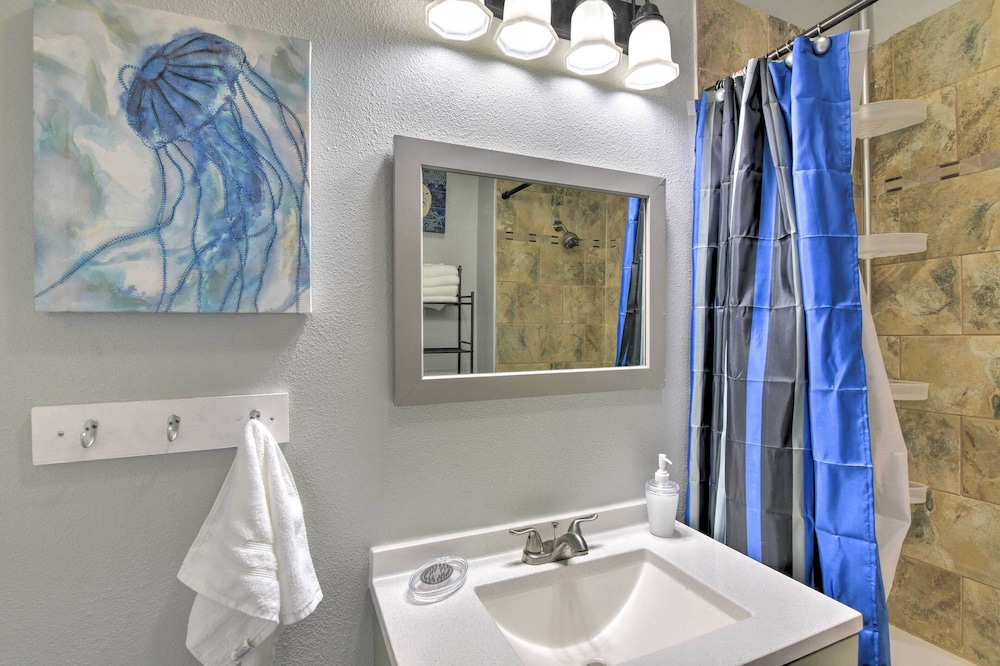 Convenient Apt w/ Golf Carts & Grill Access!