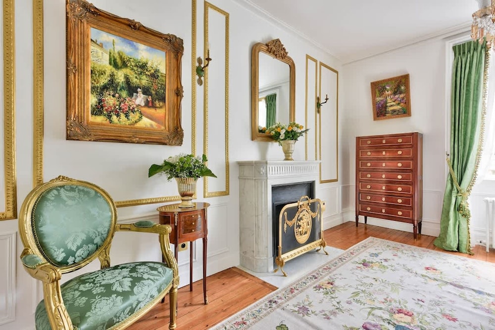 Noble Luxury Residence in the Heart of Paris