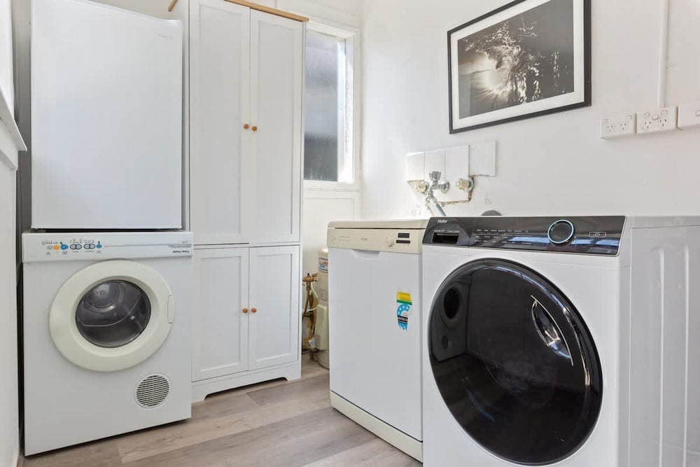 Peaceful 2 Bedroom With Private Backyard and BBQ